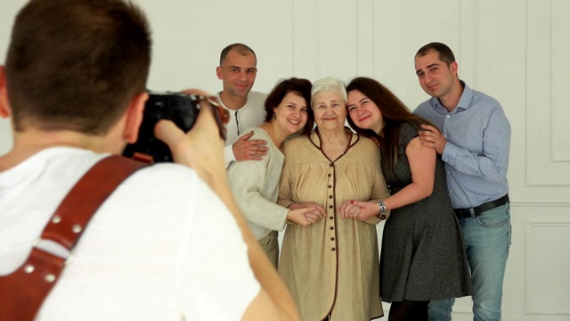 摄影师正在给一位白发妇女和她的孙子们拍照视频下载