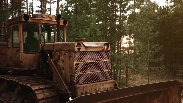 乡下生锈的老式履带式拖拉机视频素材