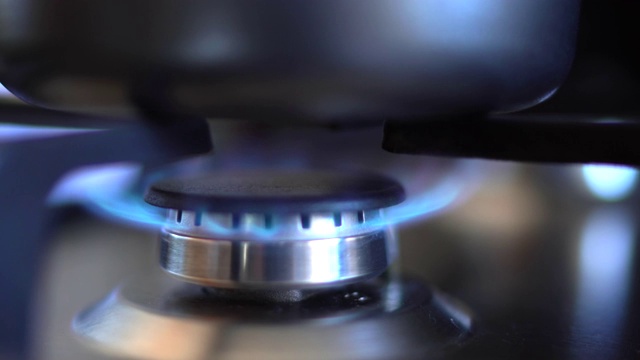 厨房炉灶，蓝色火焰燃烧(打开)视频下载