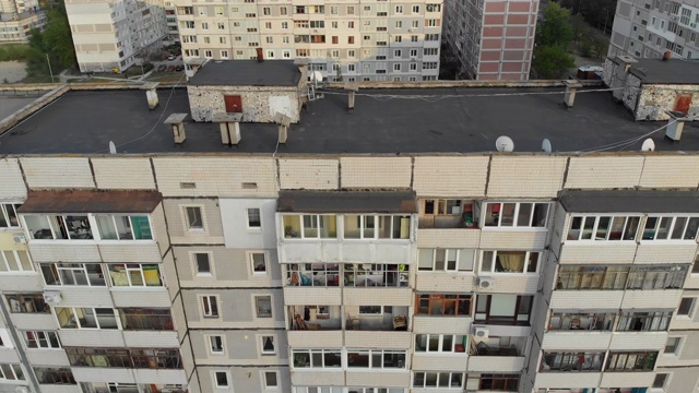 住宅高层建筑的屋顶和立面鸟瞰图，城市视频下载