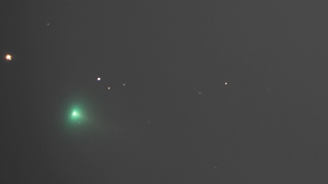 天鹅彗星C/2020 F8绿色核和小尾巴在穿越鲸鱼星座星星时以惊人的速度划过夜空视频下载