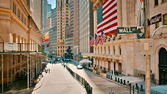 华尔街的股票交易所。和平大街。美国国旗。空的。视频下载