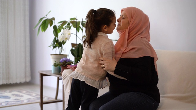 在土耳其的一个宗教节日斋月里，小女孩亲吻妈妈的手视频下载