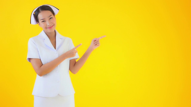 年轻的亚洲妇女泰国护士与许多行动在黄色的背景视频下载