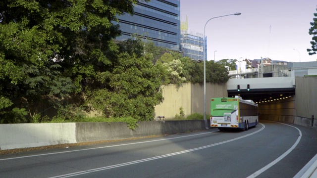 公共汽车在隧道入口处穿过视频素材