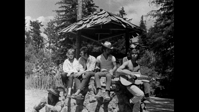 一群嬉皮士围着水井演奏音乐;1967视频下载
