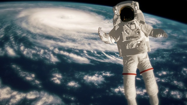 宇航员太空行走，在空地上挥手。国际空间站围绕地球大气层旋转。这段视频由美国宇航局提供。视频下载