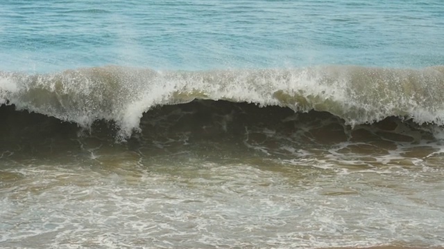 湛蓝的海浪在迈考海滩上翻滚视频下载