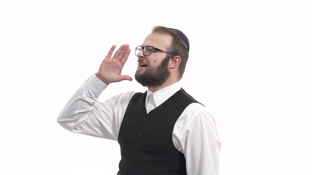 一个犹太人在基帕大声喊叫，手靠近他的嘴的侧视图。孤立，在白色背景上视频下载