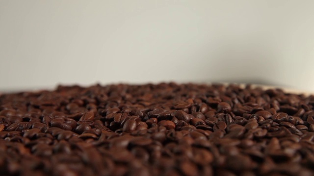 咖啡豆在光线背景下旋转视频素材