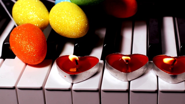 复活节彩蛋，钢琴琴键上的蜡烛视频素材