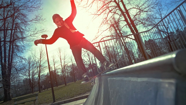 SLO MO女滑板运动员在阳光中跃入空中视频下载