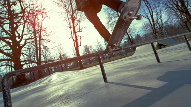 SLO MO TS男性滑板者在一个阳光明媚的日子在城市的栏杆上滑动视频下载