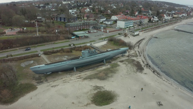 在拉博海军纪念馆上空拍摄的U-995潜艇视频下载