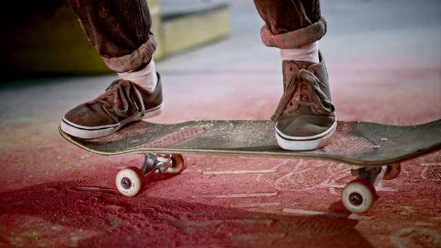 SLO MO LD滑板者降落在他的滑板上，把红色的灰尘撒在地上视频下载