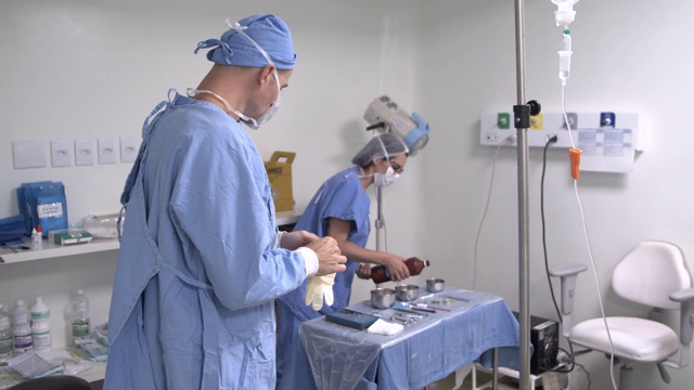护士及助理敷设外科大褂视频素材