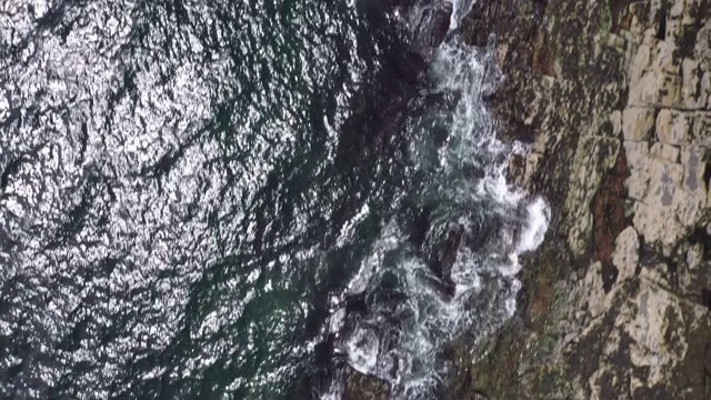 头顶拍摄的海浪撞击岩石海岸视频下载