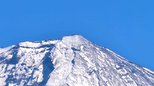 近距离观察日本富士山阿尔卑斯山上的裂缝视频下载