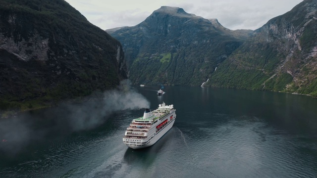 挪威盖兰格峡湾游轮的鸟瞰图视频素材