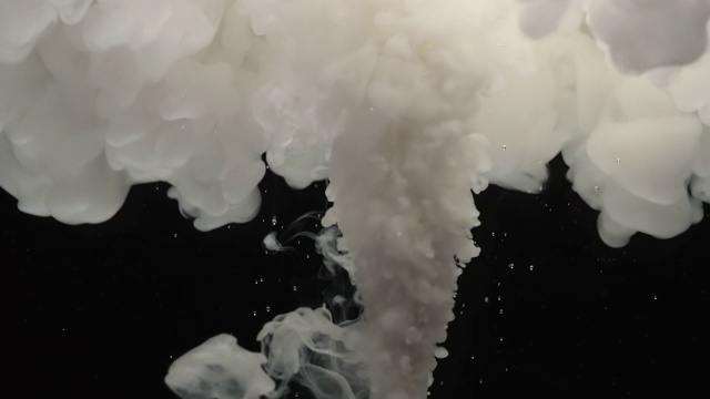 白色牛奶慢动作在黑暗的背景，混合和漩涡波与水，抽象的背景视频下载