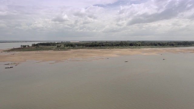 空中摇摄湄公河上的小渔船视频素材