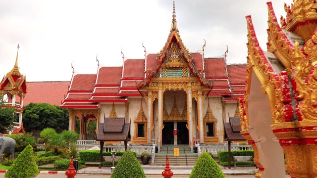查龙寺是泰国普吉岛最重要的寺庙。视频下载