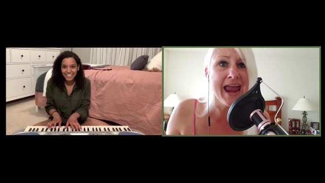 两名女音乐家通过视频电话远程排练演奏和演唱音乐。视频素材