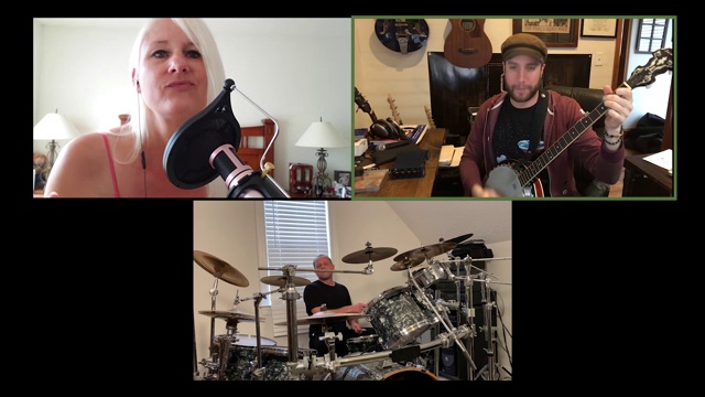 三个乐队成员通过视频通话远程练习演奏音乐。视频素材