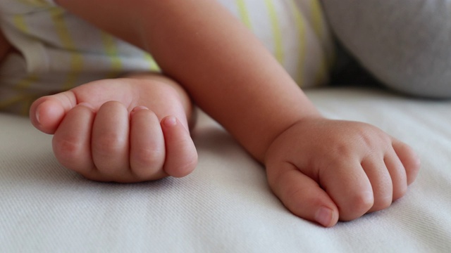 婴儿的手睡着了，特写婴儿的手和手指睡着了视频素材
