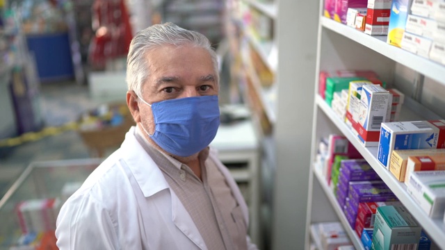男性药剂师戴着口罩在药房的肖像视频下载