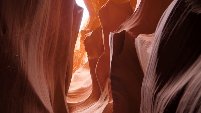 羚羊峡谷与曲线和光滑的石墙的橙色颜色没有人视频素材