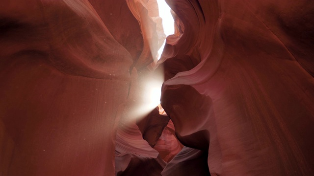 羚羊峡谷与波浪形和光滑的石墙的红色和阳光照耀视频素材