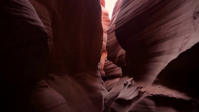 羚羊槽峡谷与波浪形和光滑的石墙的橙色视频素材