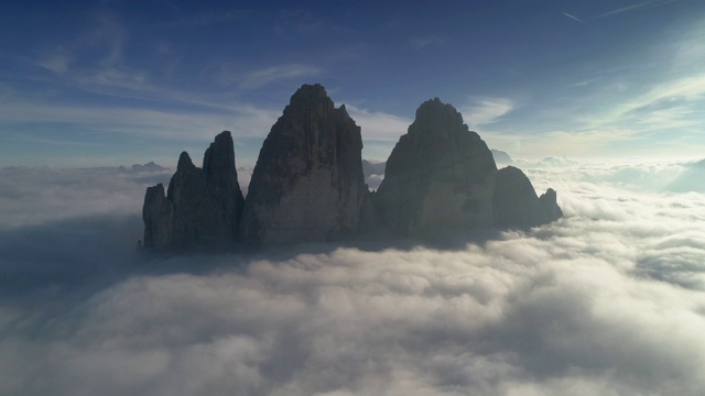 意大利Dolomites，航拍飞向Tre Cime Di Lavaredo的云层上方视频下载