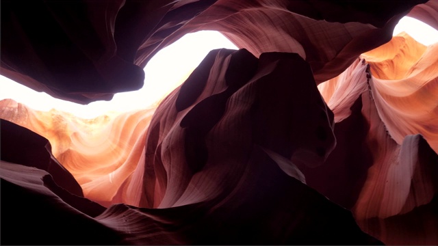 羚羊峡谷与曲线和光滑的石墙的红色视频素材
