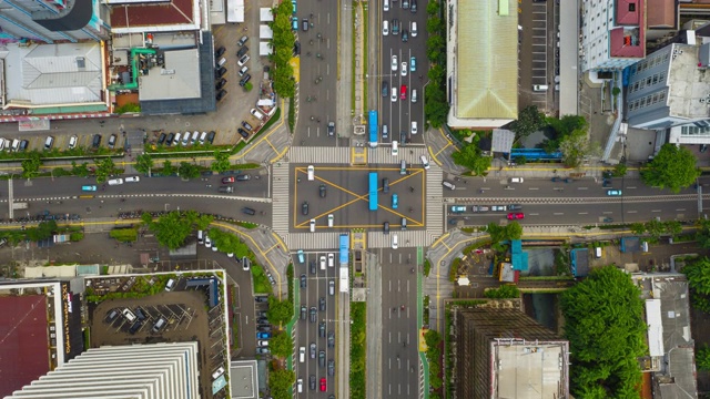白天雅加达城市中心交通街道十字路口空中时间推移俯视图4k印度尼西亚视频下载