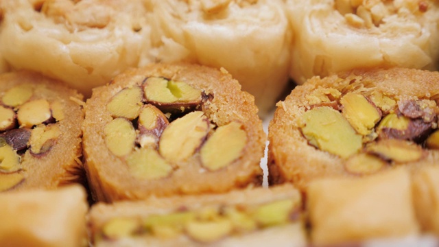甜的食品行业。美味的甜果仁蜜饼。土耳其斋月甜点。甜食的背景。视频下载