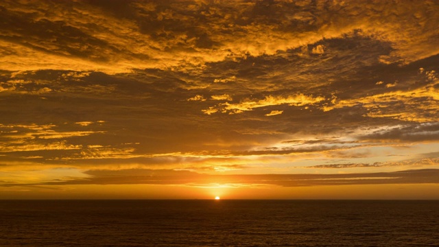 悉尼-海洋日出，红色和金色的云时间流逝视频素材