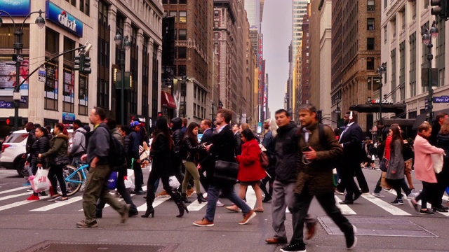 纽约人开始工作。位于美国纽约西34街的城市银行。一大群人。视频素材