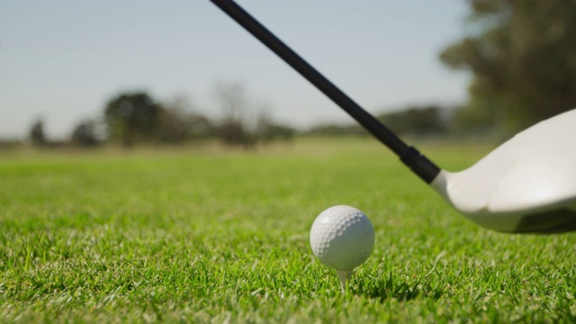 准备用球杆开球的高尔夫球运动员视频下载