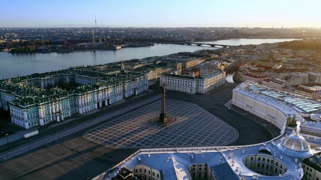 春天阳光明媚的早晨，圣彼得堡。视频下载