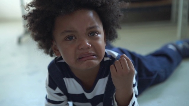 非裔美国小男孩的面部表情，哭泣，悲伤视频下载