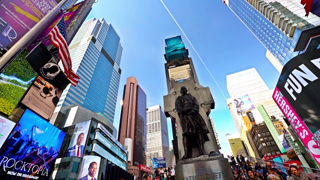 时代广场的达菲神父雕像。美国国旗。游客。许多广告牌。广告。纽约,美国视频素材