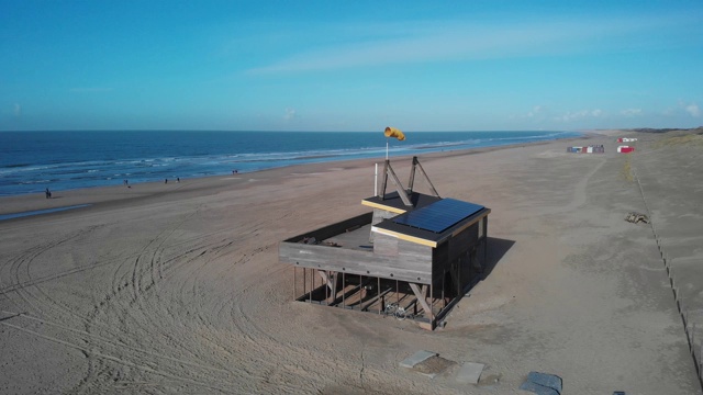 荷兰海岸斯赫弗宁根海滩上的海滩亭的鸟瞰图视频下载