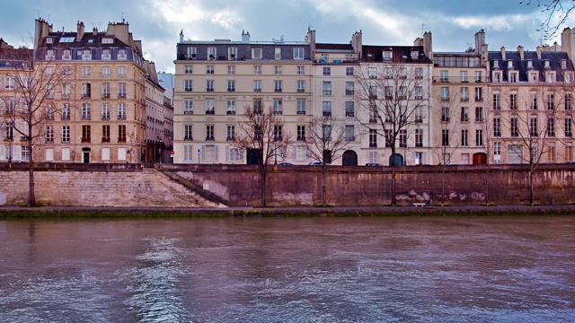 巴黎河畔与住宅楼视频素材