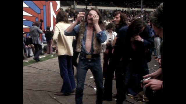 两个嬉皮士在摇滚音乐会上兴奋地跳舞;1972视频下载