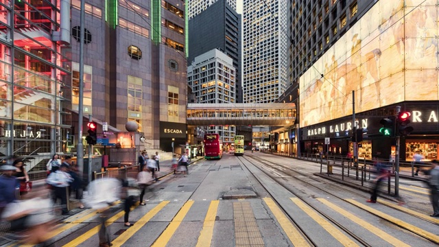 TL/ZO/PU缩小香港金融区的时间流逝，商务人士和通勤者在高峰时间过马路视频素材