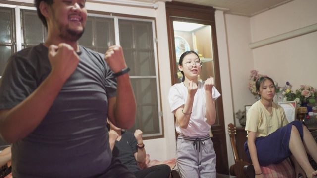 超重的亚洲男子与他的家人一起工作视频素材