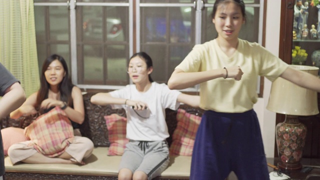 亚洲母女在电视机前做家庭运动，被新冠病毒封锁视频素材