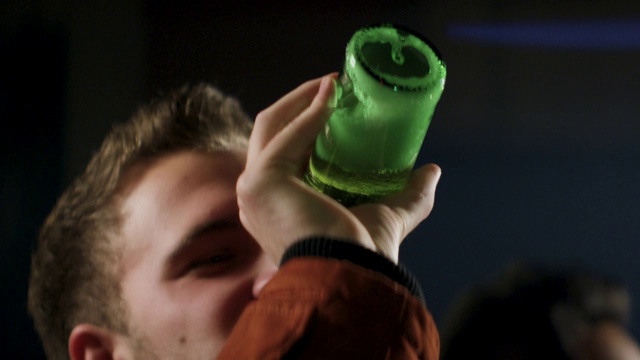 年轻人从瓶子里喝啤酒视频下载